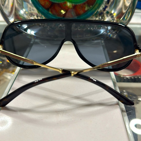 Gucci Sunglasses in Black - Picture 2 of 4